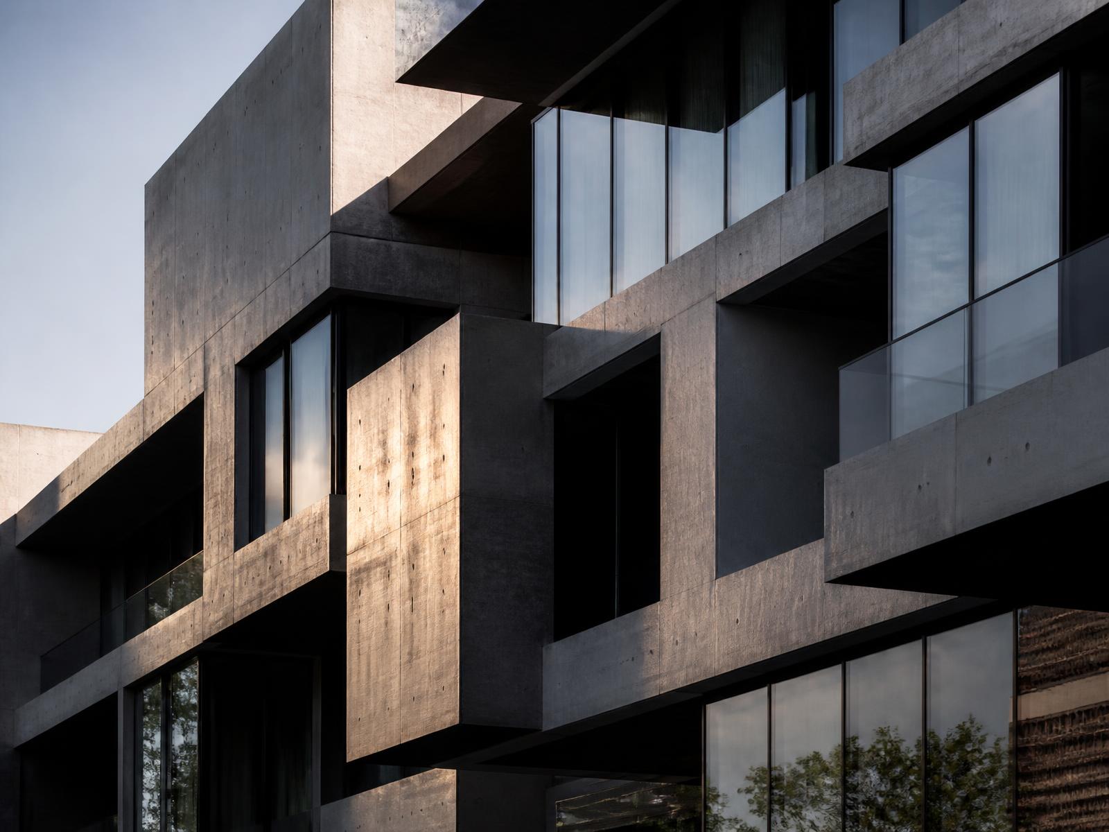 Façade d'un bâtiment contemporain en béton et en verre, image d'illustration